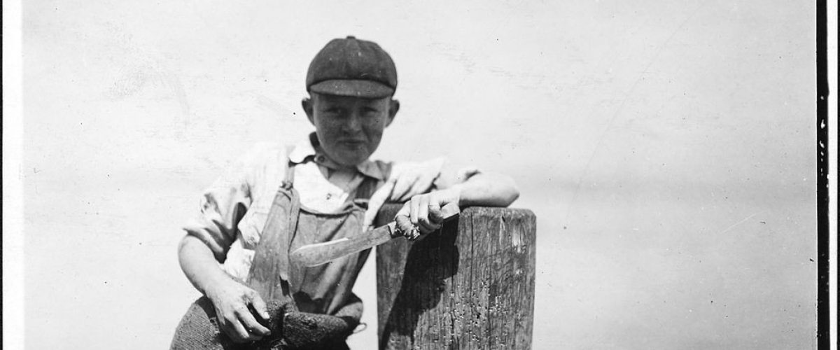 1024px-Butcher_knife_used_by_Ralph,_a_young_cutter_in_a_canning_factory,_and_a_badly_cut_finger._Several_children_working..._-_NARA_-_523458