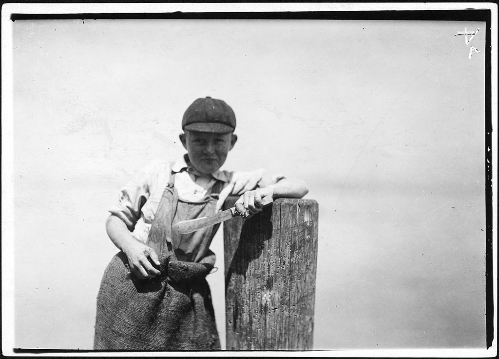 1024px-Butcher_knife_used_by_Ralph,_a_young_cutter_in_a_canning_factory,_and_a_badly_cut_finger._Several_children_working..._-_NARA_-_523458