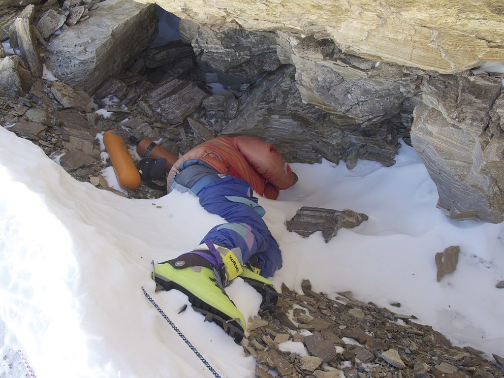 green boots - dead body on everest used as way marker